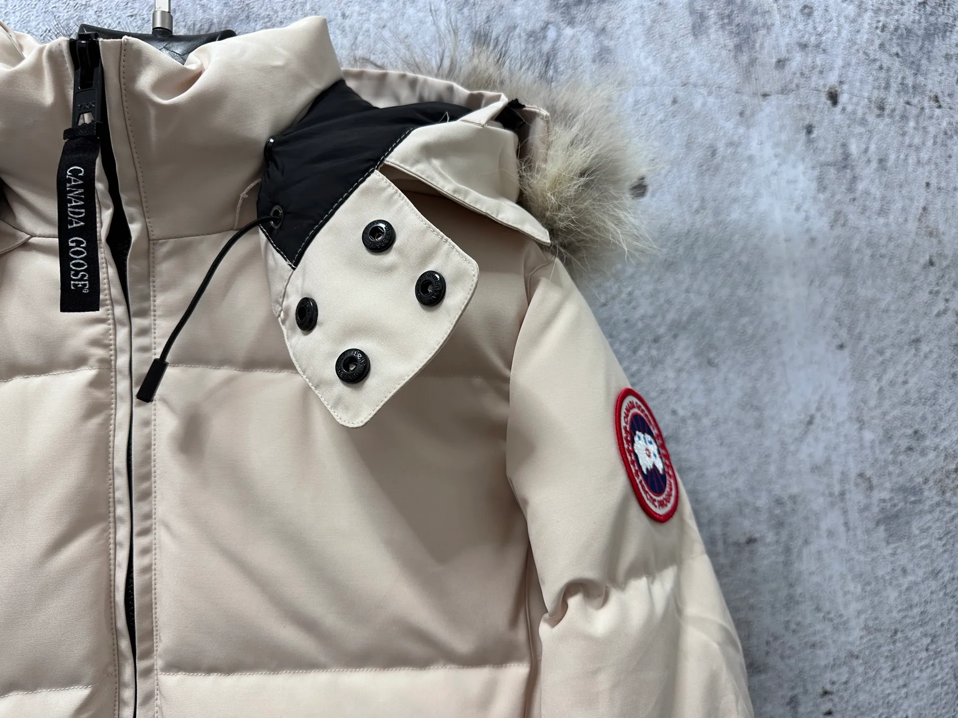 P840 【Canada gooseChelsea】Women's parka down coat, warm and comfortable. The adjustable hood features a high collar and concealed snap closure for extended coverage. And for greater protection against the elements, the detachable wolf fur collar. It features a sturdy YKK® two-way lockable zipper at the center front and a retractable waistband at the inner waist. Designed with internal straps for carrying over the shoulder. Fleece-lined exterior handwarmer pockets. Sturdy ribbed knit cuffs for cold protection and warmth. Sizes: XS-XL